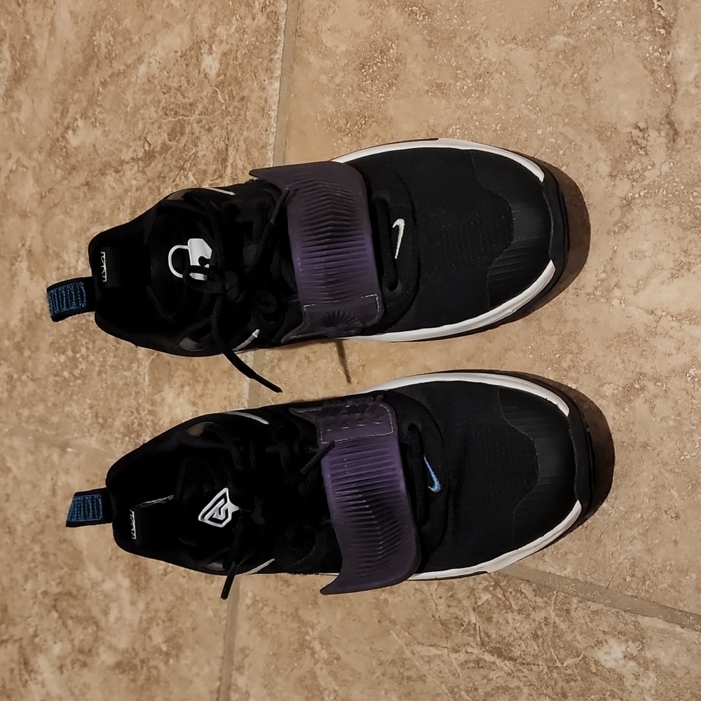 Boys Nike Giannis Basketball Shoes size 5.5 Youth